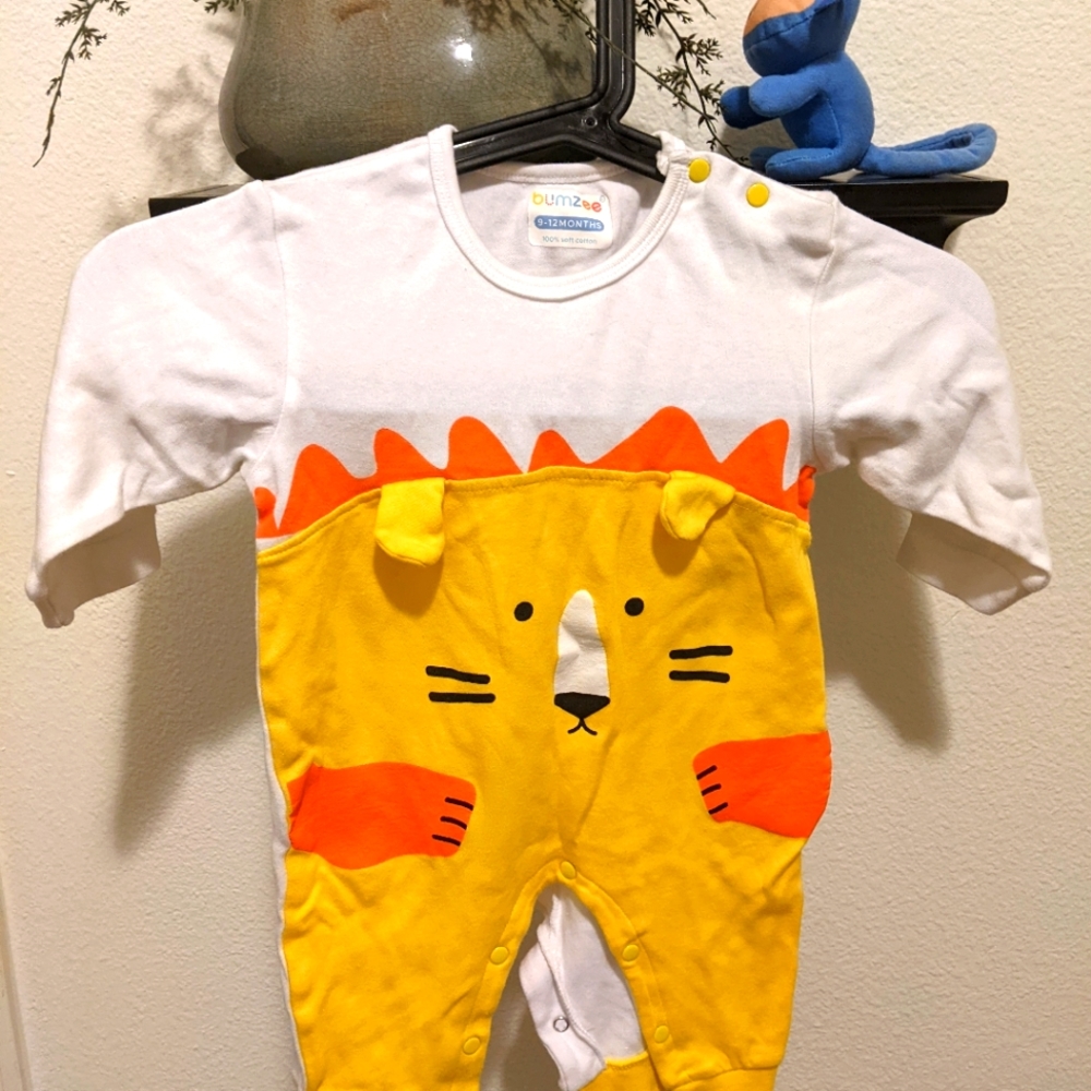 Bumzee lion print onesie. 9-12 months. NWT